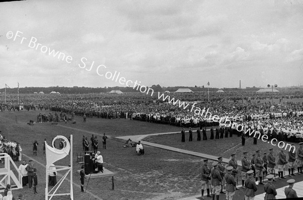 CONGRESS CHILDREN'S MASS MICROPHONE & CHOIR